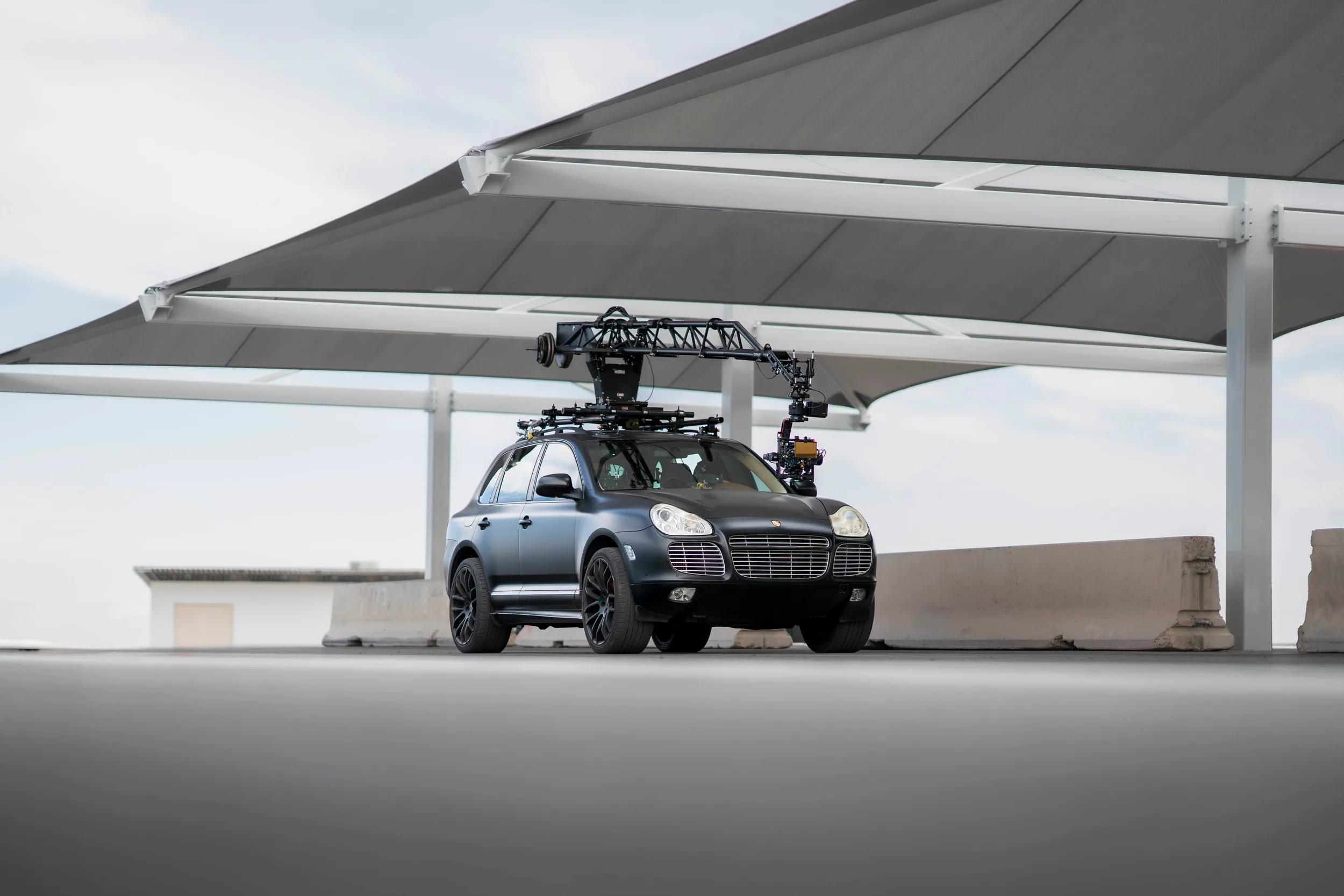 Porsche Cayenne pursuit vehicle rigged with a MotoCrane Ultra camera arm